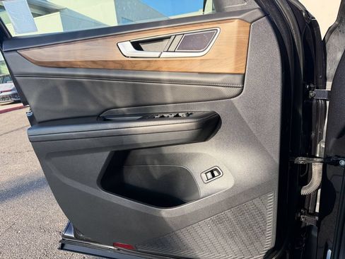 Used 2025 Volkswagen Atlas SE FWD image 14