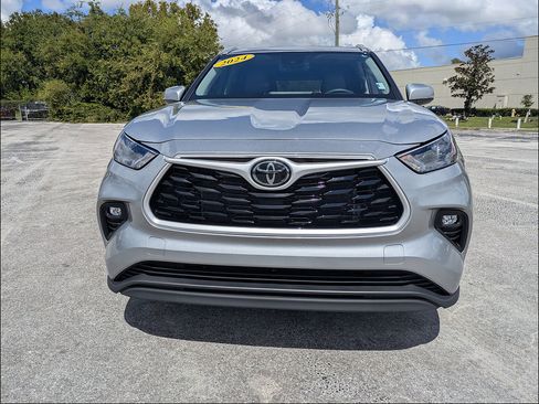 Used 2024 Toyota Highlander XLE FWD image 9