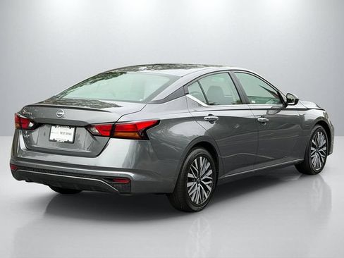 Used 2025 Nissan Altima 2.5 SV FWD image 9