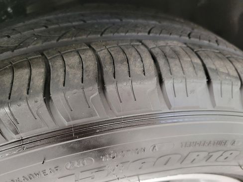 Used 2024 Ford Edge SEL w/ Convenience Package image 4