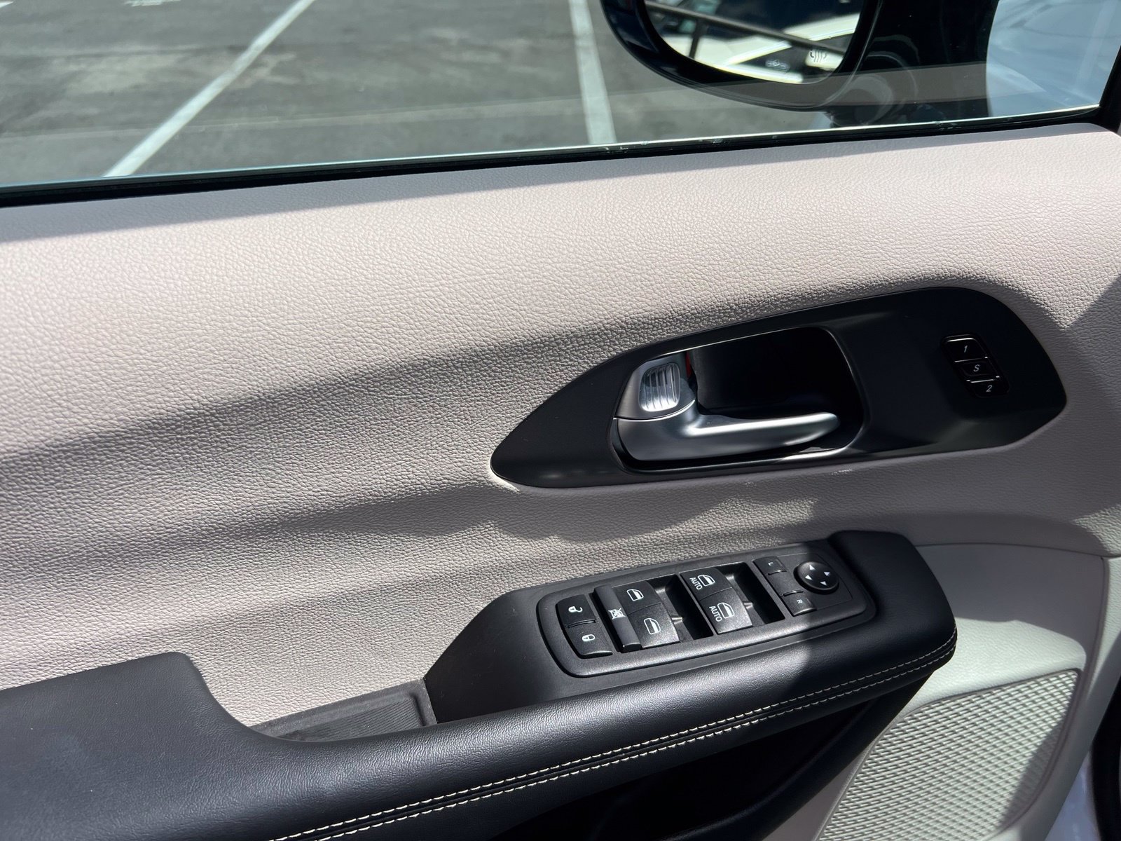 Used 2024 Chrysler Pacifica Touring-L FWD image 24