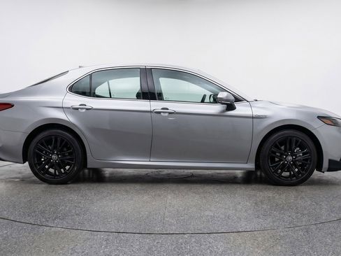 Used 2025 Toyota Camry SE image 11