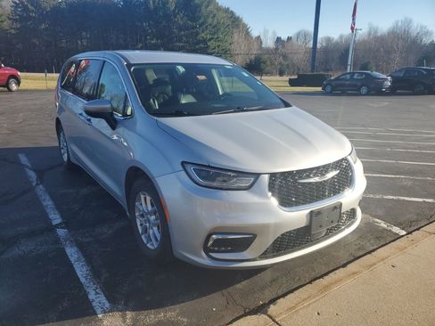 Used 2023 Chrysler Pacifica Touring-L image 2