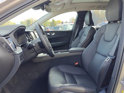 Used 2025 Volvo XC60 B5 Plus image 10