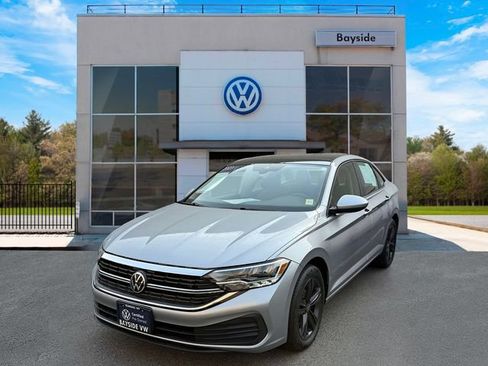 Certified 2023 Volkswagen Jetta SE w/ Panoramic Sunroof Package FWD image 4