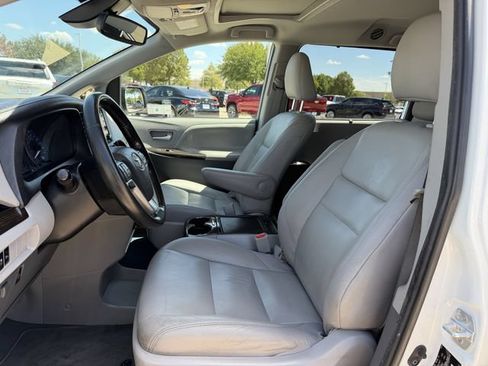 Used 2020 Toyota Sienna XLE w/ XLE Navigation Package FWD image 23