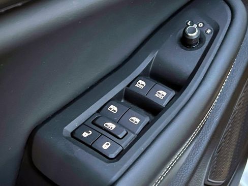 Used 2023 Jeep Grand Cherokee Laredo image 18