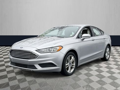Used 2018 Ford Fusion SE image 2