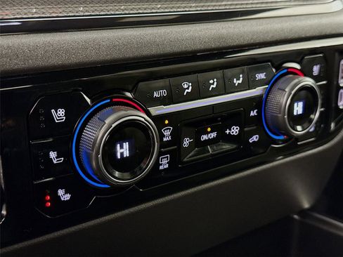 Used 2023 Chevrolet Silverado 1500 ZR2 image 16