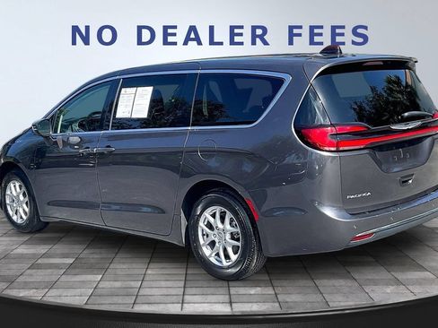 Used 2023 Chrysler Pacifica Touring-L FWD image 4