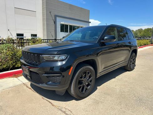 Used 2025 Jeep Grand Cherokee Altitude AWD/4WD image 3