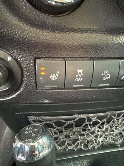 Used 2015 Jeep Wrangler Unlimited Rubicon w/ Connectivity Group AWD/4WD image 9