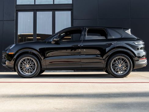 Certified 2025 Porsche Cayenne image 2