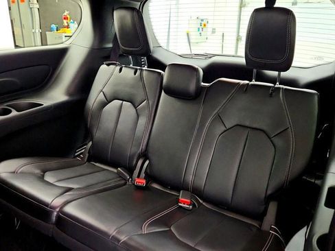 Used 2024 Chrysler Pacifica Limited image 23
