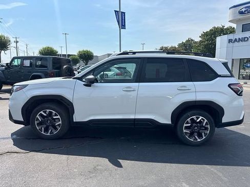 Used 2025 Subaru Forester Premium AWD/4WD image 2