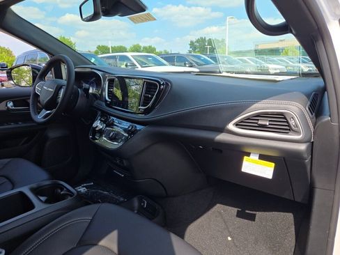 New 2026 Chrysler Pacifica Select image 8