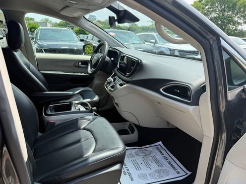 Used 2023 Chrysler Pacifica Touring-L FWD image 22