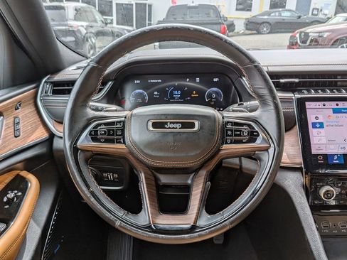 Used 2023 Jeep Grand Cherokee L Summit w/ Luxury Tech Group V AWD/4WD image 17
