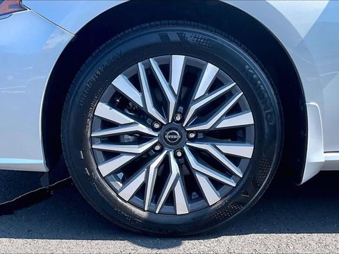 Used 2024 Nissan Altima 2.5 SV AWD/4WD image 9