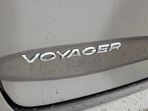 Used 2023 Chrysler Voyager LX FWD image 9
