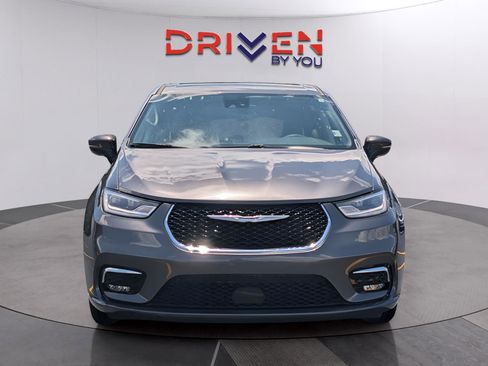 Used 2023 Chrysler Pacifica Touring-L FWD image 8