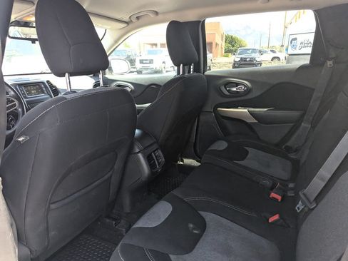 Used 2018 Jeep Cherokee Latitude w/ Cold Weather Group AWD/4WD image 29