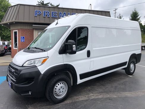 Used 2024 RAM ProMaster 2500 w/ Convenience Group FWD image 10
