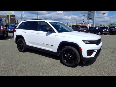 Used 2024 Jeep Grand Cherokee Altitude AWD/4WD image 2