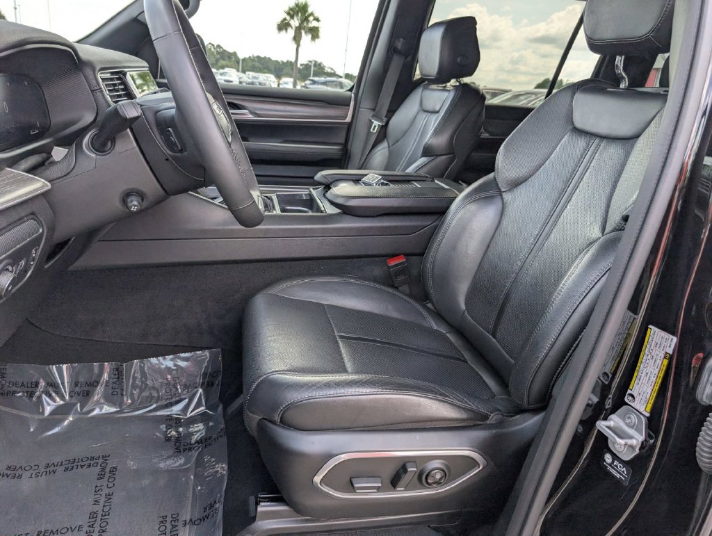 Used 2024 Jeep Wagoneer L Series III w/ Flexible Seating Group AWD/4WD image 17