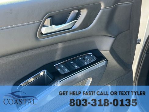 Used 2025 Nissan Pathfinder SL image 7