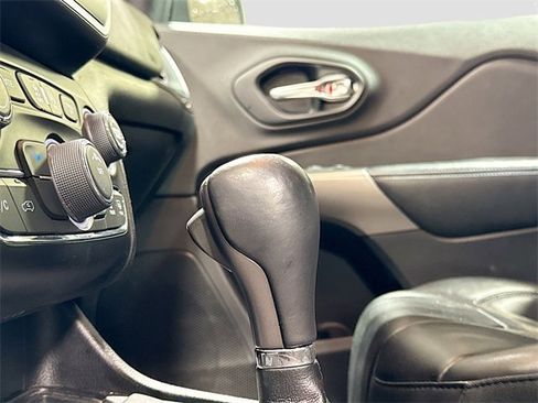 Used 2019 Jeep Cherokee Latitude Plus w/ Cold Weather Group image 17