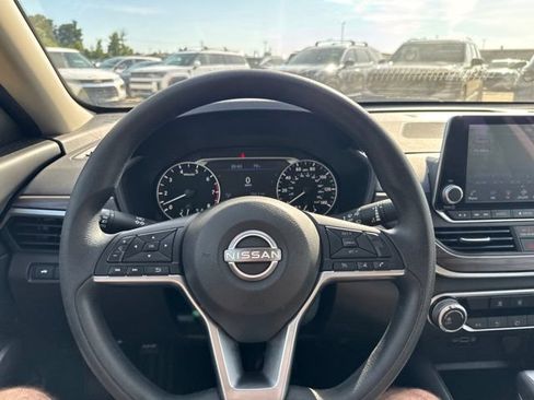 Used 2025 Nissan Altima 2.5 SV FWD image 18