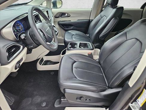 Used 2023 Chrysler Pacifica Touring-L FWD image 15