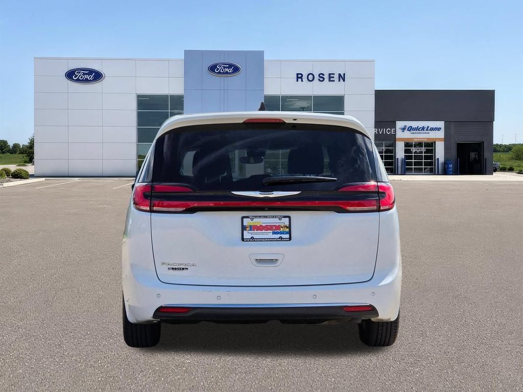 Used 2024 Chrysler Pacifica Touring-L FWD image 4