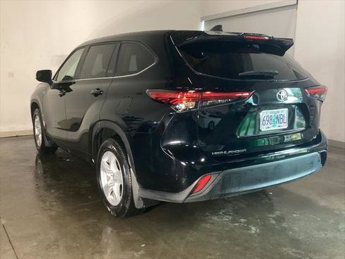 Certified 2023 Toyota Highlander LE image 9