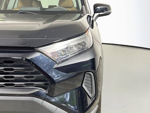Used 2021 Toyota RAV4 LE FWD image 12