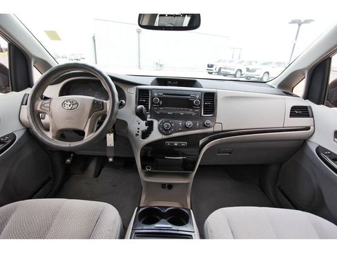 Used 2012 Toyota Sienna LE image 7