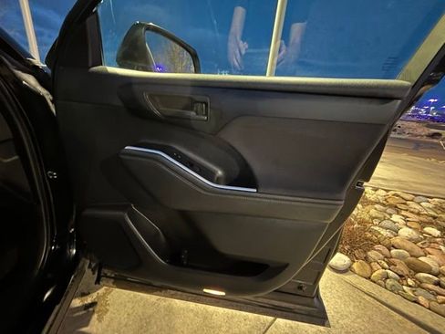 Used 2023 Toyota Highlander LE image 28