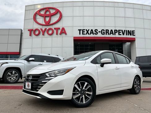 Used 2025 Nissan Versa SV image 2