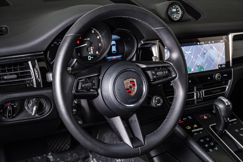 Certified 2026 Porsche Macan AWD/4WD image 18