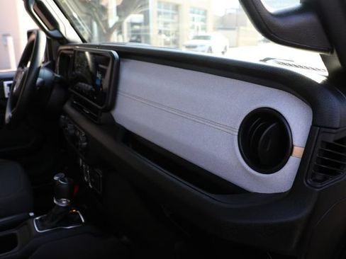 Used 2025 Jeep Gladiator Sport AWD/4WD image 12