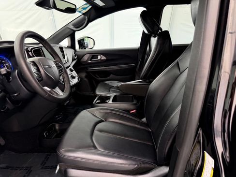 Used 2025 Chrysler Pacifica Select FWD image 12