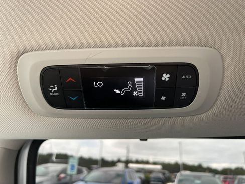 Used 2023 Chrysler Pacifica Touring-L image 31