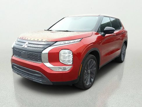 Used 2023 Mitsubishi Outlander SE FWD image 3