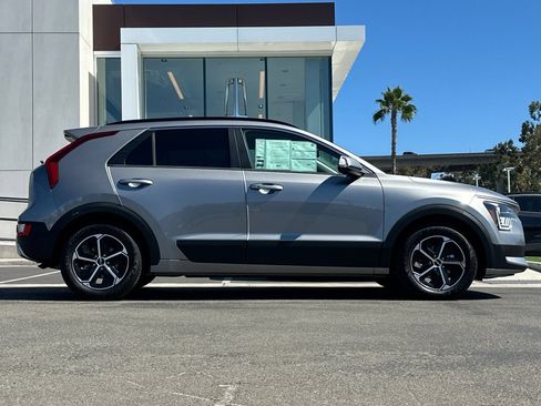 Used 2023 Kia Niro EX FWD image 2