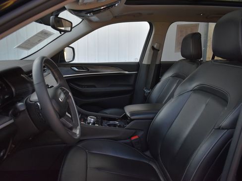 Used 2023 Jeep Grand Cherokee Limited w/ Black Appearance Package AWD/4WD image 15