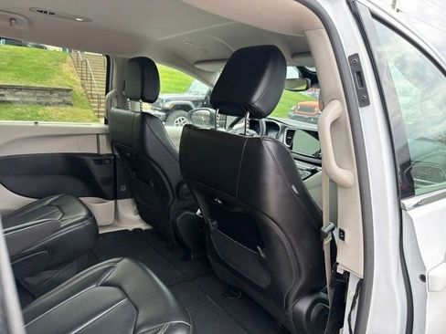 Used 2023 Chrysler Pacifica Touring-L FWD image 33