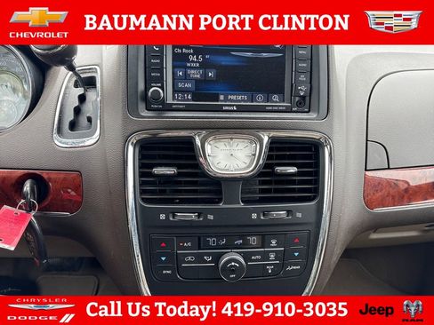 Used 2013 Chrysler Town & Country Touring FWD image 19