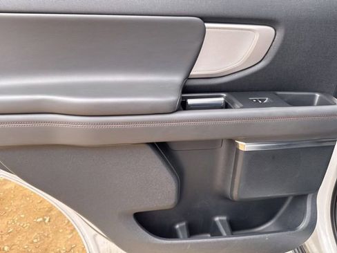 Used 2025 Ford Expedition Active AWD/4WD image 18