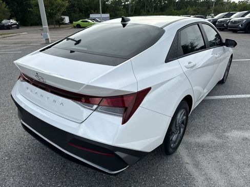 Used 2024 Hyundai Elantra SEL FWD image 14